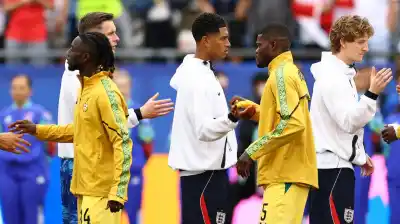 El gesto que paralizó el Mundial: un jugador inglés se negó a darle la mano al rival acusado de abuso