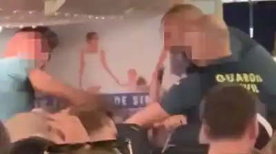 Escándalo en un vuelo: pasajero ebrio se trenzó a golpes con la policía en plena pista