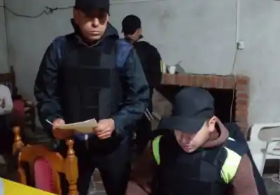 Dos allanamientos en Alberdi: secuestran la moto y las prendas que usarían los asaltantes