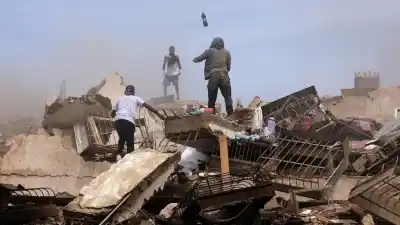 Salió a caminar por la playa y en 10 minutos vio cómo se derrumbaba su edificio: los testimonios que estremecen
