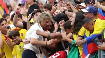 Se colgó de la platea y no soltó a su esposa: la imagen que emocionó al Mundial 2026
