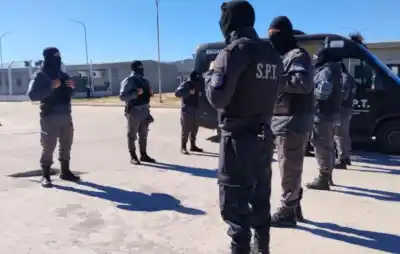 Unidades especiales y ambulancias: así fue el traslado de jóvenes detenidos al penal de Benjamín Paz