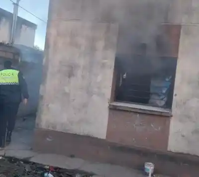 Las llamas la atraparon en su casa y los vecinos llamaron desesperados al 911