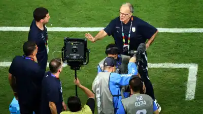 El tenso cruce de Bielsa con un periodista tras la eliminación de Uruguay