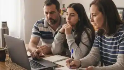 Una guía gratuita enseña a padres tucumanos a guiar a sus hijos en el uso de la Inteligencia Artificial