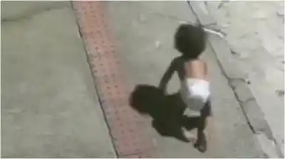 Salió de la fiesta y encontró que su hija había desaparecido: la beba de un año gateaba sola por la calle