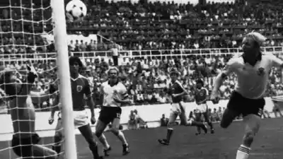 El pacto que avergonzó al fútbol: la historia del arreglo entre Alemania y Austria que eliminó a Argelia