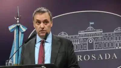 Manuel Adorni renunció a Jefatura de Gabinete: las causas judiciales que lo hundieron