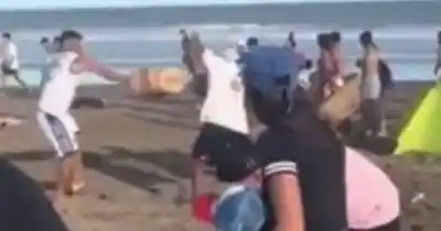 A Las Trompadas En Mar Azul: Violenta Pelea Entre Vendedores Ambulantes Y Churreros A Orillas Del Mar
