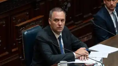 Los secretos del vuelo a Punta del Este y las cuentas millonarias: la Justicia aprieta a Adorni