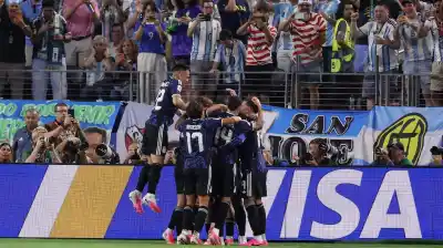 Tres golazos de pelota parada: Argentina liquidó a Jordania en el Mundial