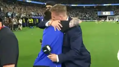 El emotivo abrazo de Maxi López a Messi que conmovió a todos en la previa del Argentina vs. Jordania