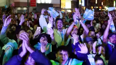La fiesta en el Obelisco que nadie quiere perderse: así celebraron los hinchas el triunfo de Argentina