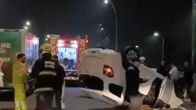 Impactante choque múltiple en la General Paz: un auto volcó y hay tres heridos