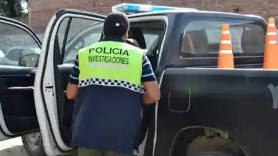 Agredió a su hija con un cuchillo y la amenazó: lo que encontró la policía al llegar