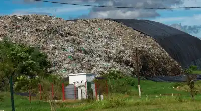 Un error de 27 renglones frenó la limpieza de 18 mil toneladas de basura: la dueña de Pacará Pintado vuelve a la Corte