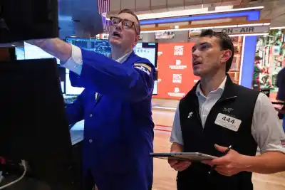 El mercado reacciona al cambio en el Gabinete: riesgo país cae y acciones suben hasta 4%