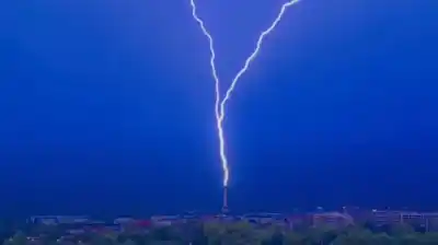 El rayo que cayó sobre la Torre Eiffel mientras París se ahogaba en calor