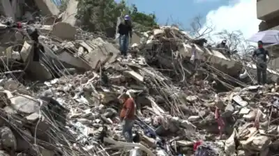 Entre escombros y esperanza: la lucha por encontrar sobrevivientes en Puerto Viejo, el epicentro del desastre