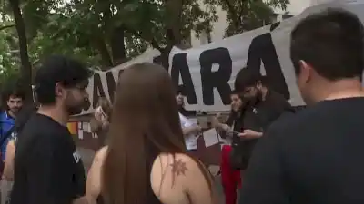 La interna de Cristina Kirchner moviliza a su militancia en un sanatorio porteño
