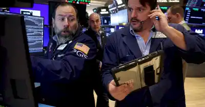 Bonos Y Acciones Argentinas Caen En Wall Street En Medio De La Tensión Entre Trump Y La Fed
