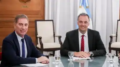 El plan secreto de Santilli antes de jurar: ¿qué hará con Adorni y quién tomará el micrófono?