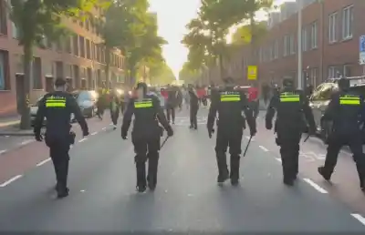 Caos en Países Bajos tras la eliminación mundialista: la policía usó camiones hidrantes