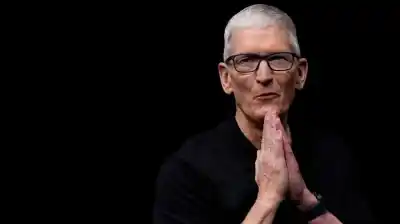 El senador Bernie Sanders destrozó a Tim Cook y lo llamó “codicioso” por los aumentos de Apple
