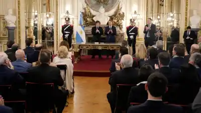 El triple abrazo que escondió rispideces: la trastienda de la jura de Santilli