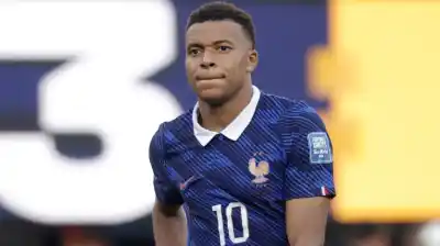 El gesto insólito de Mbappé antes de hablar de Paraguay: su curioso pedido al aire