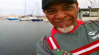 Llegó a los 17 años desde una isla africana y ahora su corazón se parte en dos: la historia del hincha de Estudiantes que vivirá el partido más difícil de su vida