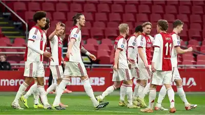 El Ajax jugó a puertas cerradas pero con un único hincha en la tribuna: la emotiva razón