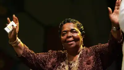 La historia de Cesária Évora, la voz que puso a Cabo Verde en el mapa mundial
