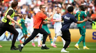 Tres hinchas invadieron la cancha y paralizaron el partido de Bélgica y Senegal en el Mundial