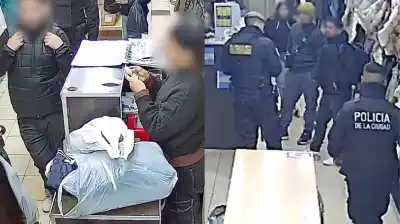 Querían comprar ropa con tarjetas robadas a un jubilado de 85 años: el detalle que los delató