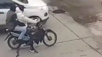 Asaltó a una mujer a punta de pistola en pleno centro y lo atraparon con el arma en la mano