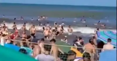 Ola Gigante Y Un Muerto En La Costa: “Está Subiendo La Marea”, La Reacción De Los Turistas Que Tuvieron Que Evacuar La Playa