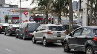 Frío extremo: filas interminables y desesperación en las estaciones de servicio de La Plata