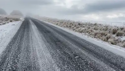 El frío polar no da tregua: sigue interrumpido el paso en la ruta 307 por una peligrosa capa de hielo