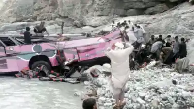 Se despeñó un micro en Pakistán: 40 muertos y misterio sobre las causas