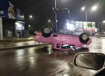 Volcó en Mate de Luna y Colón: el insólito final de una madrugada violenta