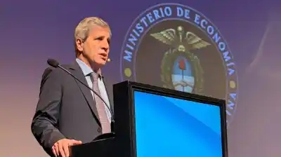 Caputo revelará el lunes el plan financiero que promete ‘colchón’ para la deuda hasta 2027