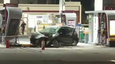 Se quedó dormido al volante, chocó contra una estación de servicio y desató un incendio: tres heridos