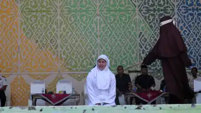 Un beso en TikTok los llevó a recibir 21 latigazos en público: la impactante condena en Indonesia