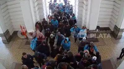 Impactantes imágenes del ataque a la Municipalidad de La Plata: así fue el violento asedio de los cooperativistas