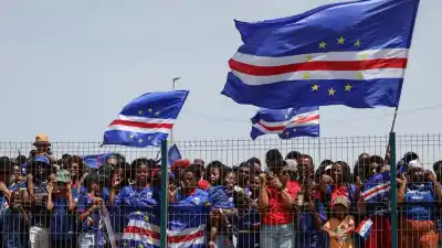 Multitud colapsó el aeropuerto y cortó el tránsito: el recibimiento a Cabo Verde tras caer ante Argentina