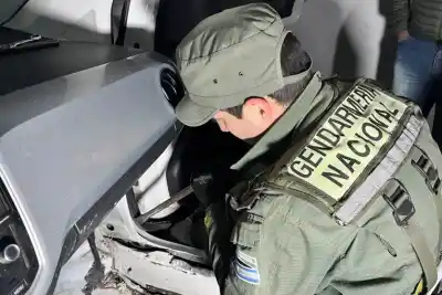 El insólito hallazgo en un auto en la ruta 9 que dejó helados a los gendarmes