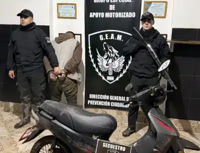 Le robó la moto a su hermana y fue atrapado cuando intentaba venderla en plena calle