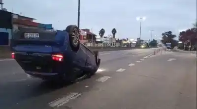 Auto volcado y abandonado en Lomas de Zamora: hallan alcohol y drogas en su interior