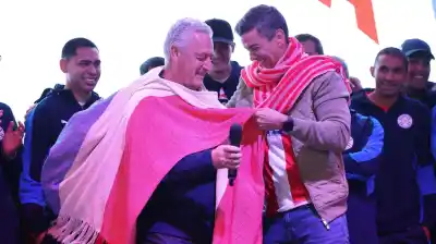 Multitudinaria bienvenida a Paraguay en el aeropuerto: el pedido de Peña que enciende la ilusión